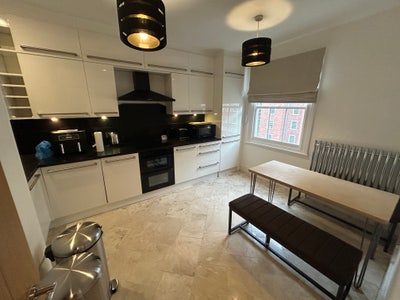 1 Refurbished Ensuite - Gorgeous Victorian Flat Main Photo