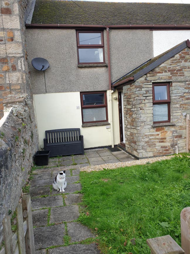 Double furnished room in comfortable cottage  Main Photo