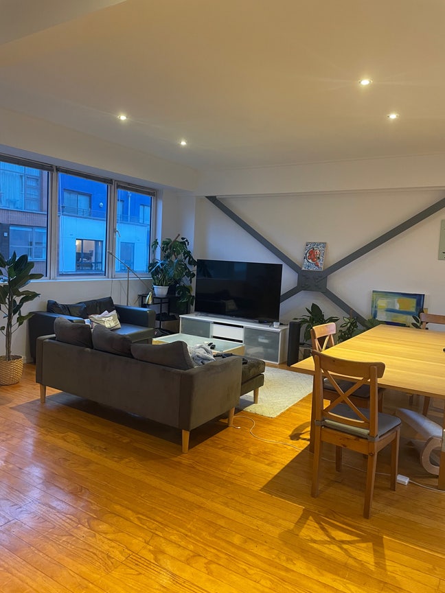 1 Bed/Bath w huge living room in a 2BR flat! Main Photo