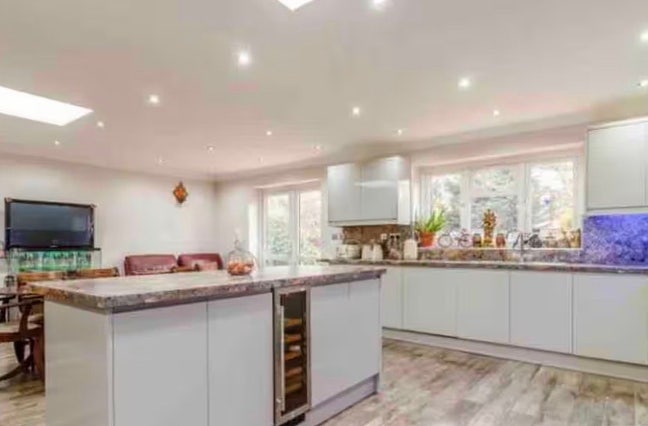 Single room in Basildon family home.  Main Photo