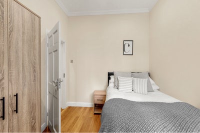 🏡Currently an all female home in Northfields🏡 Main Photo