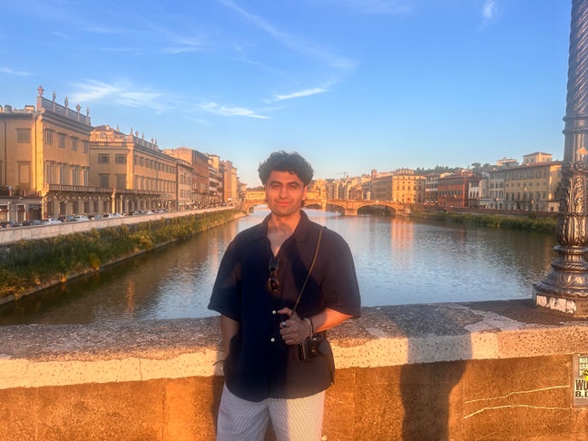 Looking for a double bed room Main Photo