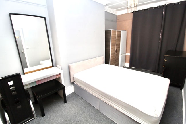  Double room available now– NW2 2HY Main Photo