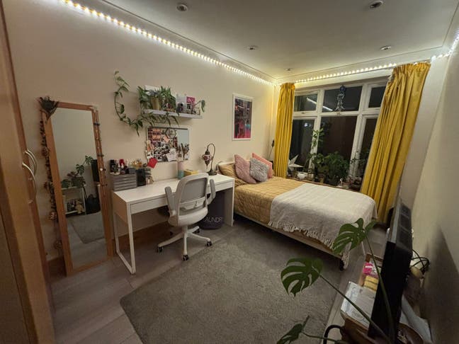 Nice double room  near tube station Main Photo