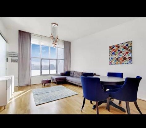 Very bright and spacious flat over looking Thames Main Photo