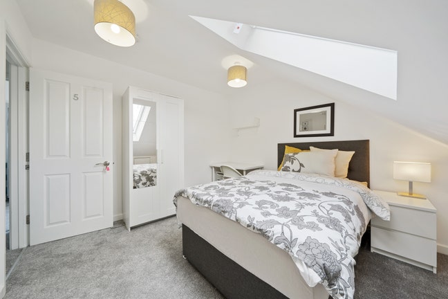 Newly Furnished En suite double Bedroom to LET  Main Photo