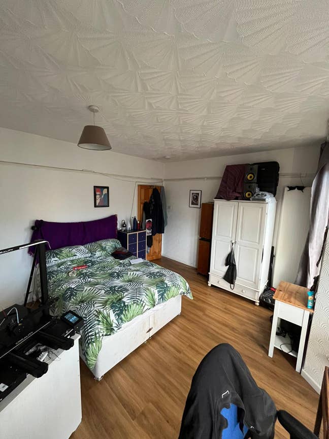 Large Double Room Main Photo