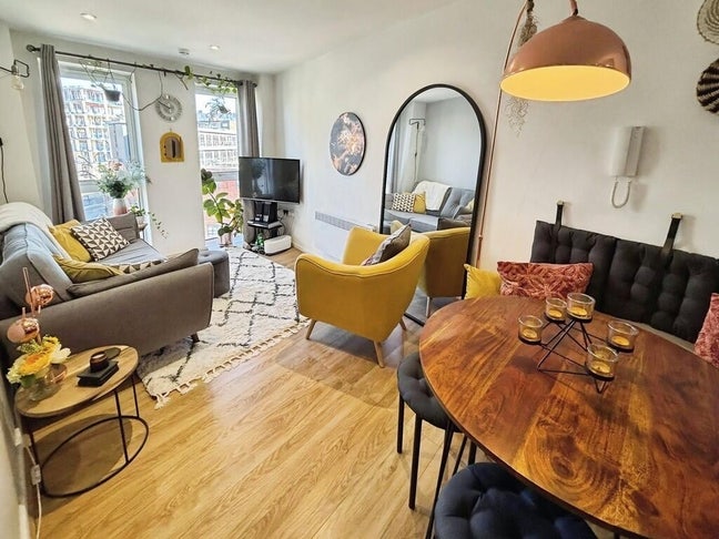 Exclusive use of modern flat near Leeds Dock Main Photo