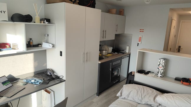 Studio room available for transfer or sharing. Main Photo