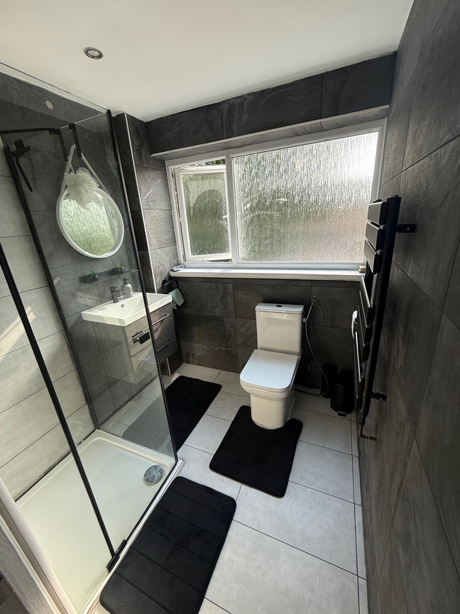 Single and double room available in bletchley.  Main Photo