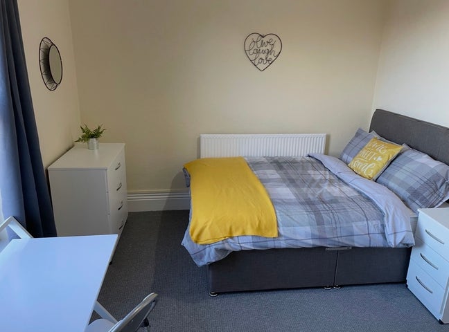 Room available - Perfect location  Main Photo