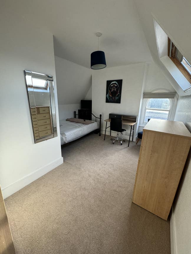 Newly refurbished rooms to rent in ideal location* Main Photo
