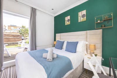 * Zone 1 * 2 Modern Double Rooms in Angel *  Main Photo