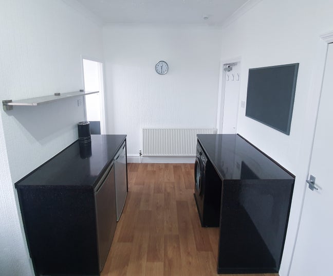 1 Bed Flat - No Deposit - Some Bills Included Main Photo