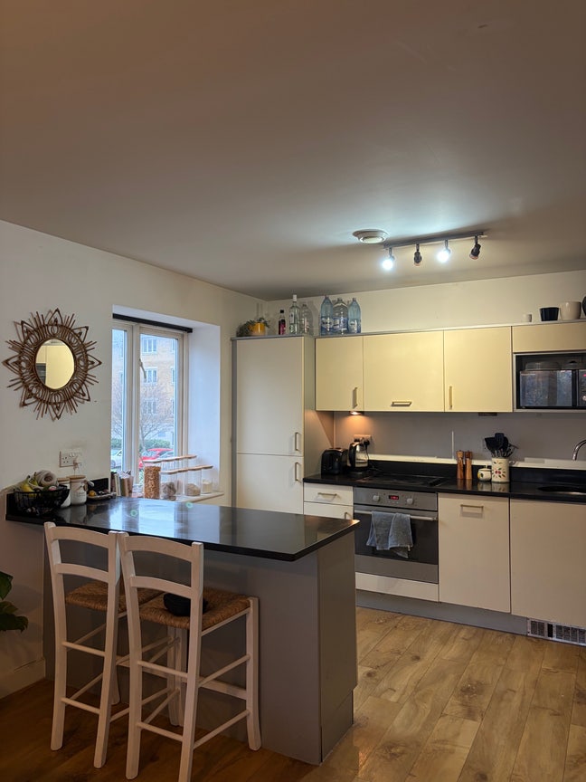 Modern 2-bed apartment with balcony & parking Main Photo