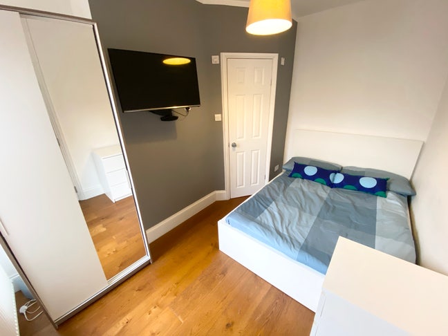 Elegant Ensuite Room - Town Centre! Main Photo