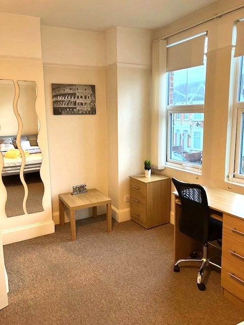 Large en-suite nr Elizabeth Line for professional Main Photo
