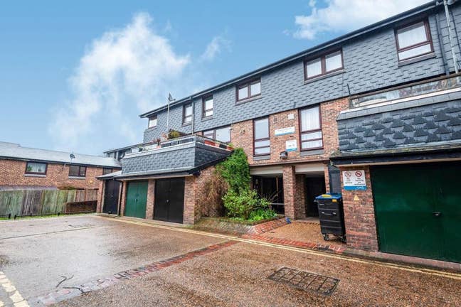 Double Room Available – Huguenot Square Main Photo