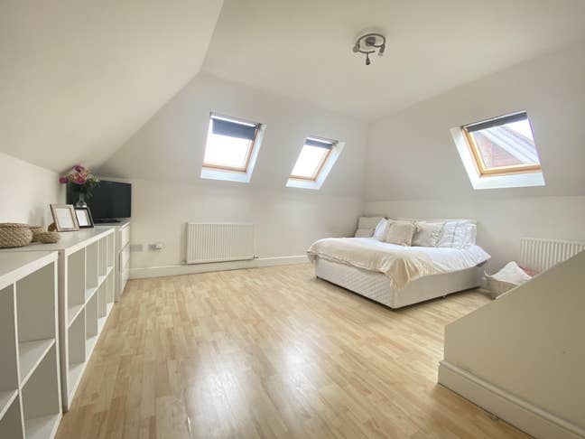 Huge Bright Room near Acton Main Line Main Photo