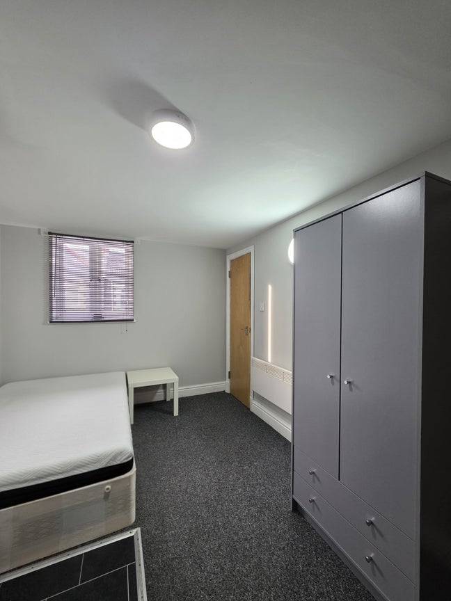Great Location! Studio Flat off Albany Road Main Photo