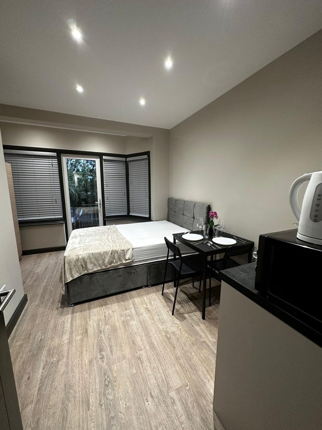 🛏️ 3X  Self Container  Studios  to Let in- Wembley  Main Photo