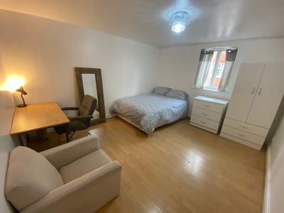 From 29.06! Brilliant Location! 3 Bedroom Flat! Main Photo