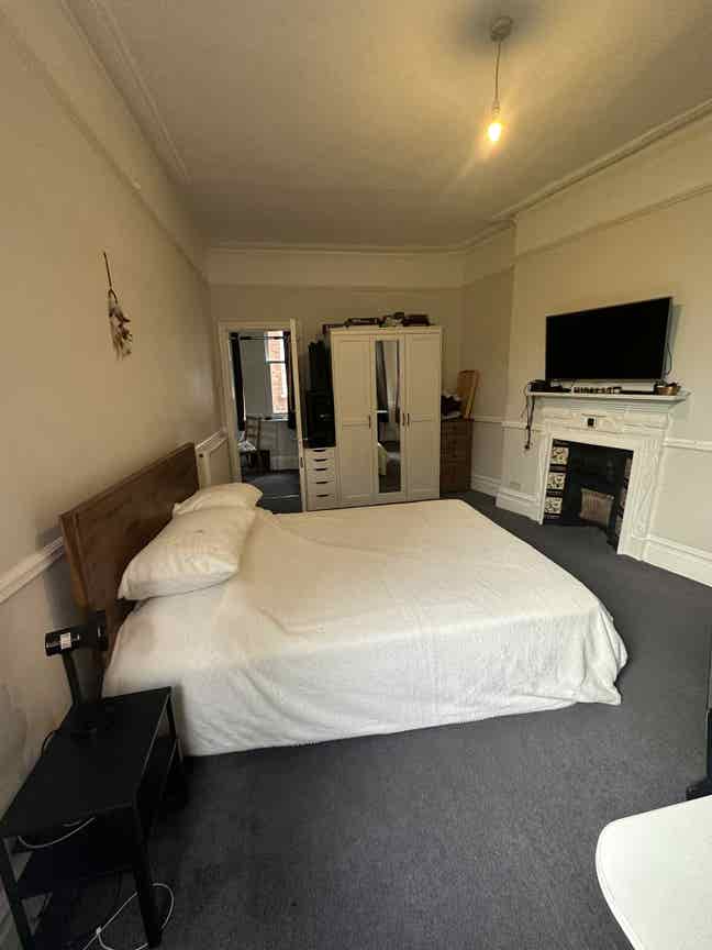 Very spacious and beautiful bright double room  Main Photo