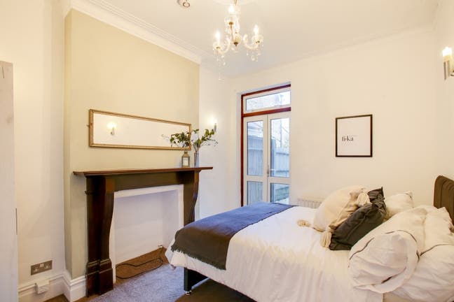 Large Kitchen, Garden and Two bathrooms = 5ppl Main Photo