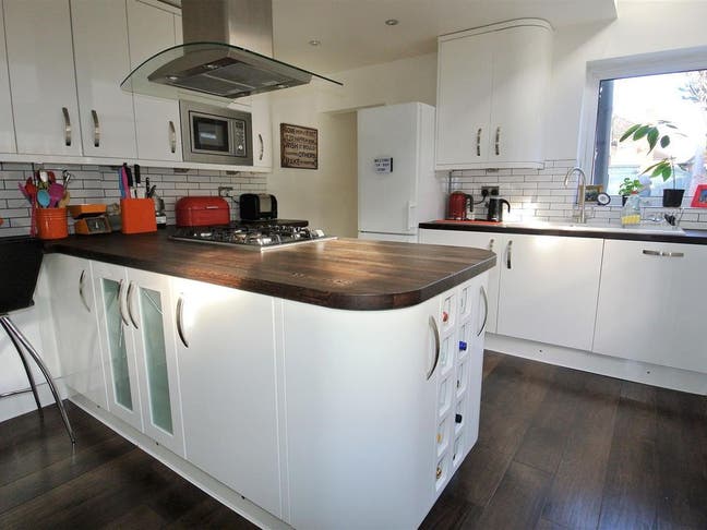 Spacious & Bright Double Room Main Photo