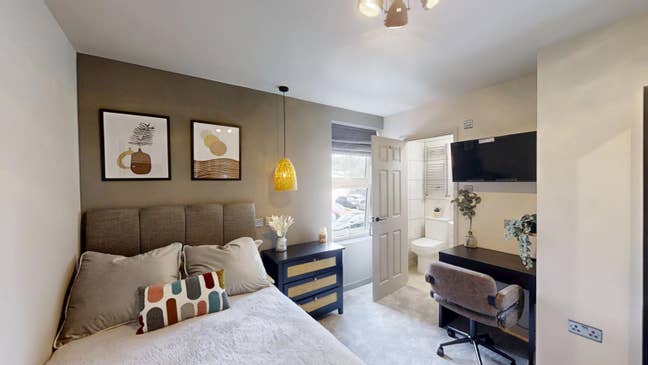 Refurbished with En-suites and Kitchenettes! Main Photo