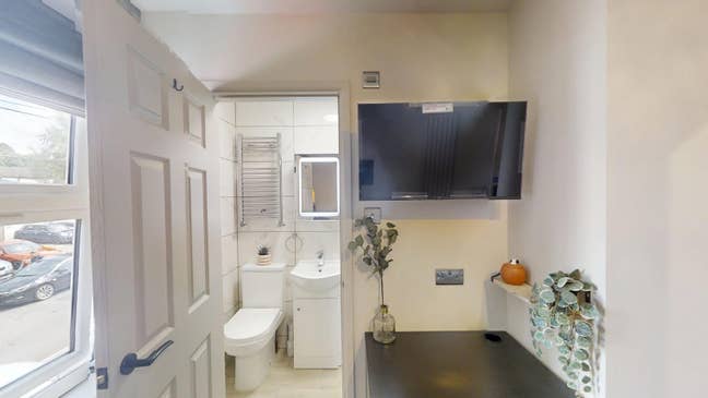 Refurbished with En-suites and Kitchenettes! Main Photo