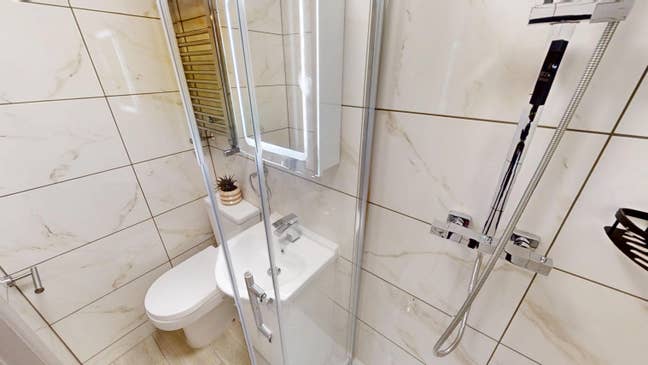 Refurbished with En-suites and Kitchenettes! Main Photo