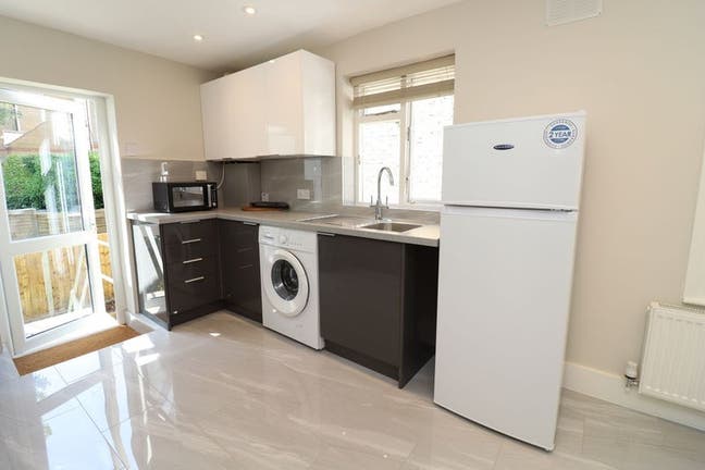 All Female House-Modern Room in Hackney-Book Now Main Photo