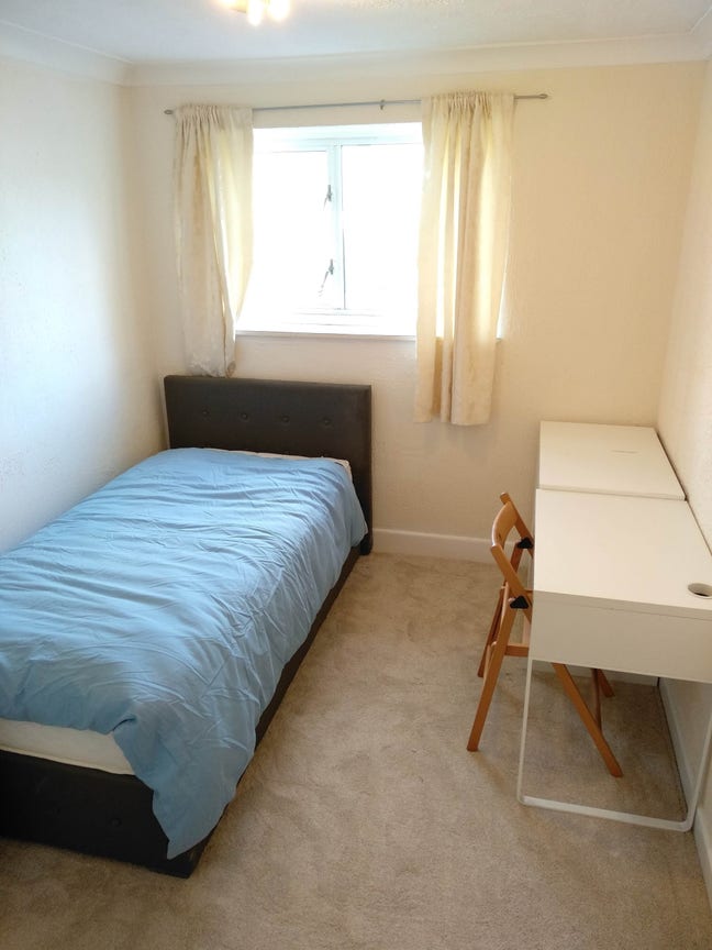 Newly Redecorated Bedroom – Close to Town Centre Main Photo