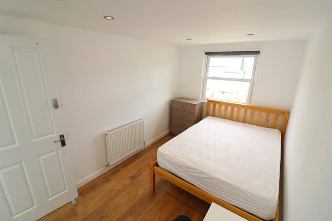 Furnished Room Minuted from Acton Town Main Photo