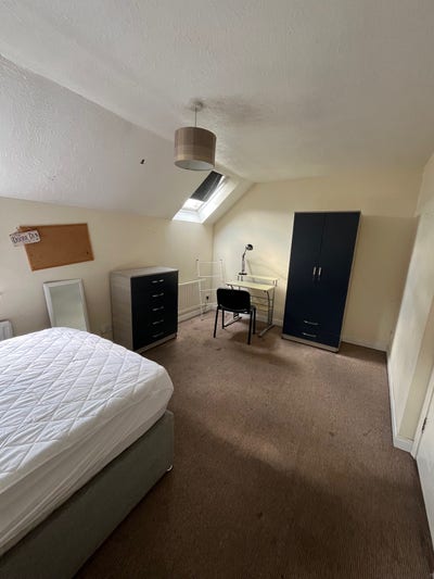 Spacious Double Bedroom Close to Town & University Main Photo