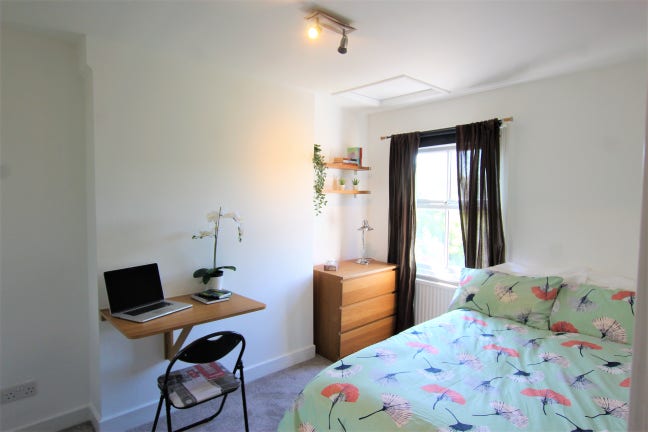 Double Room Shares Bathroom with One +Parking SE16 Main Photo