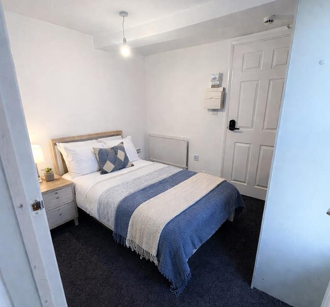 Small double room with a private ensuite (5PRKR1) Main Photo