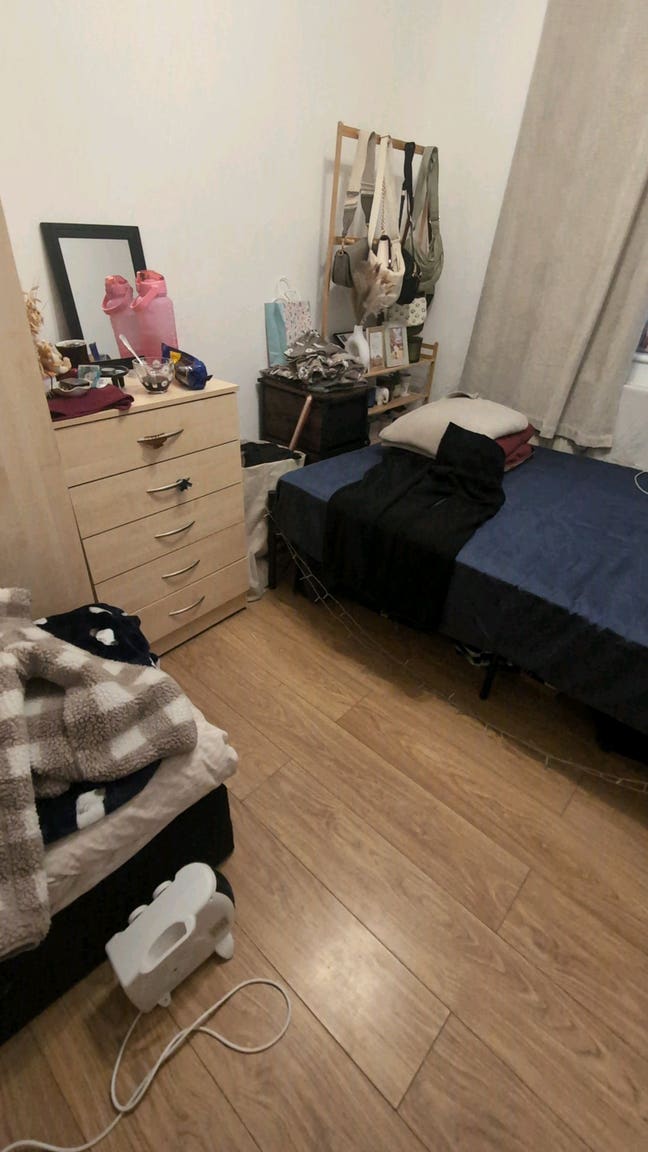 1 double bed , 4 mins from tube station.  Main Photo