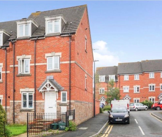 Tenancy takeover - double room in a spacious home  Main Photo