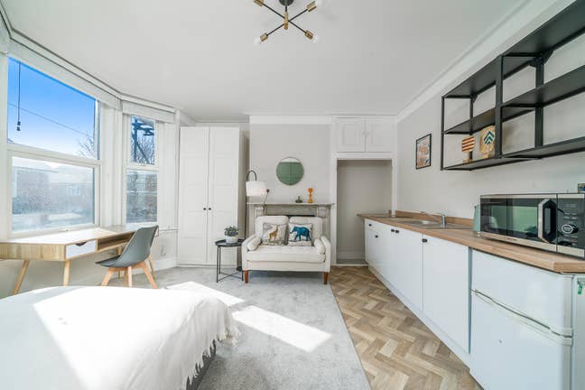 Refurbished Rooms next to Train Station Main Photo