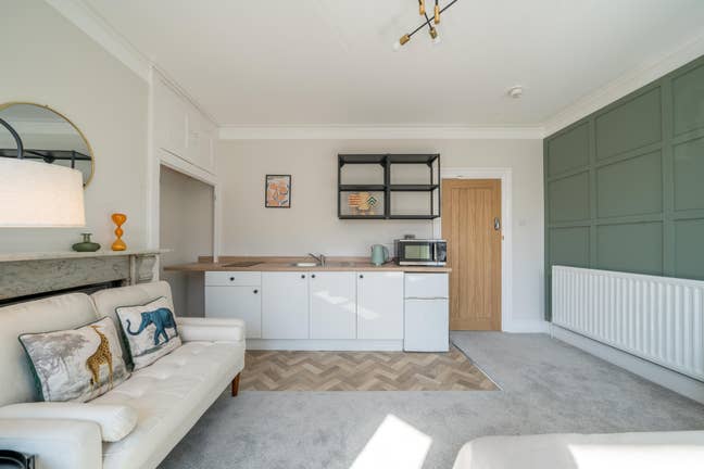 Refurbished Rooms next to Train Station Main Photo