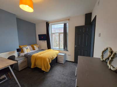 🏡 Spacious En Suite Salford  Main Photo