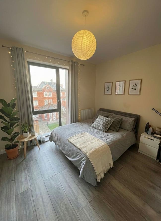 En-suite Double Girls preferred 3 mins to Station Main Photo