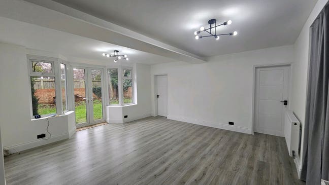 Spacious double bedroom flat with Garden  Main Photo