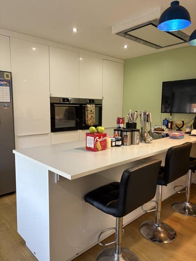 Double room to let with parking central Wellington Main Photo