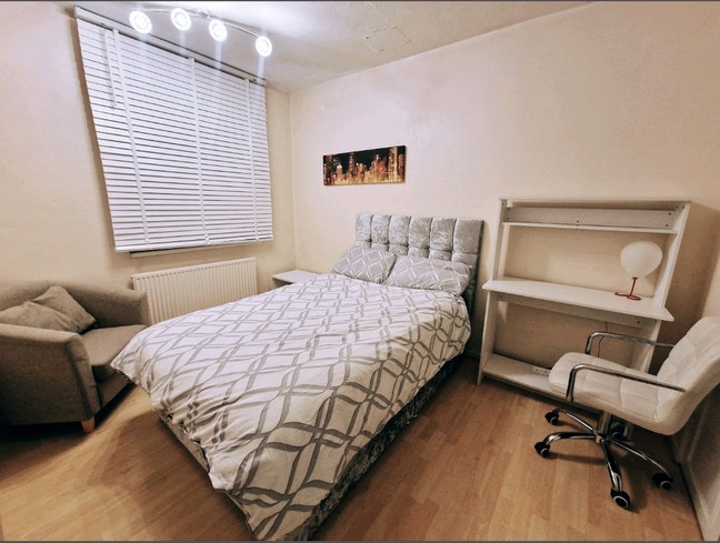 Room available - short walk from/to Canary Wharf Main Photo