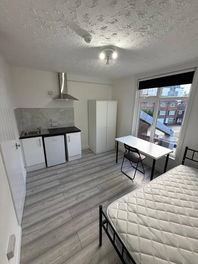 Zero Deposit All Bills Included! Main Photo