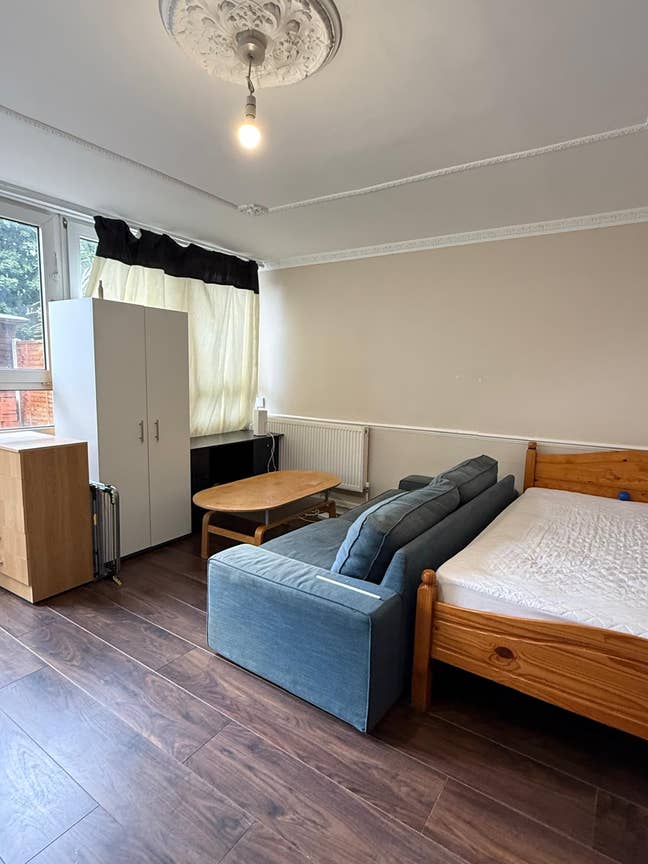 Poplar, E14, 1 Double Room in 4 Bed Flat Main Photo