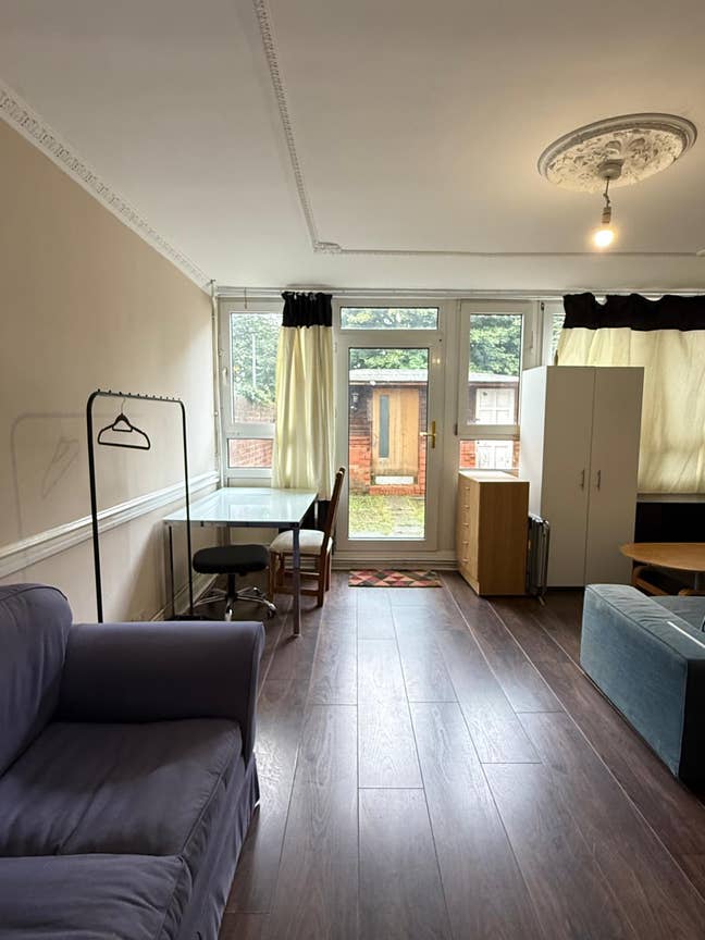 Poplar, E14, 1 Double Room in 4 Bed Flat Main Photo